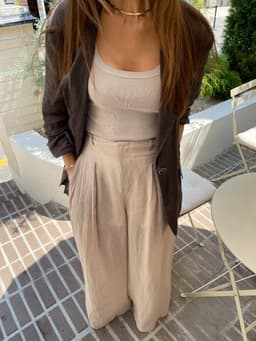 Pantalon palazzo beige ejemplo de uso