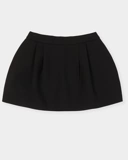 Detalle de pliegues en falda negra por detras