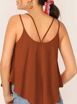 Detalle de tirantes en blusa marrón asimétrica por detras